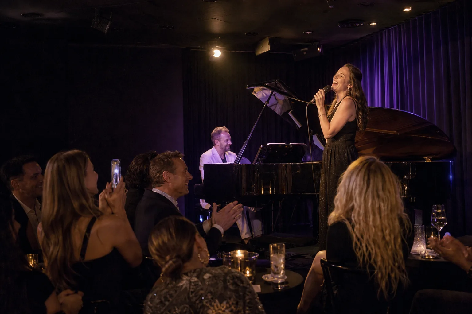 Vakaro viešnia dainuoja su pianistu Downtown Piano Lab scenoje