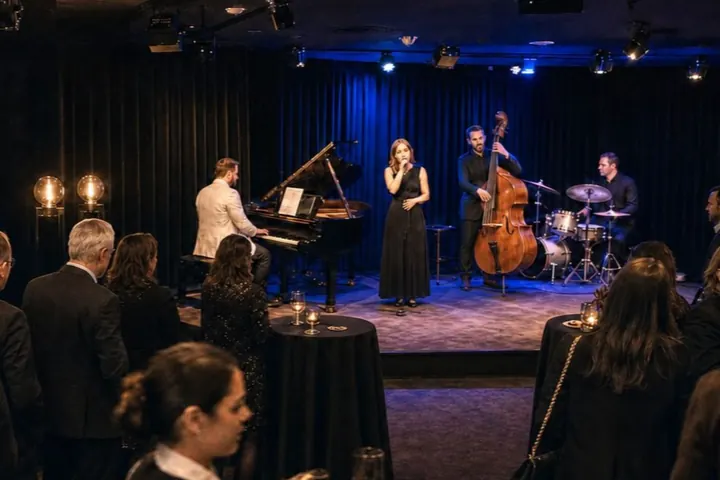 Gyva grupė Downtown Piano Lab įmonės renginio scenoje