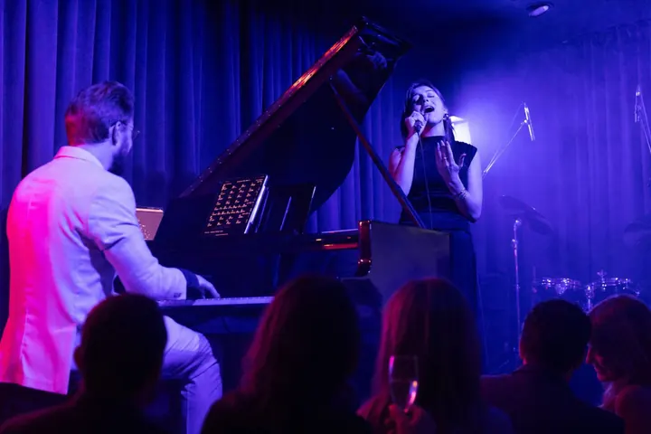 Vokalistė ir pianistas privataus gimtadienio scenoje